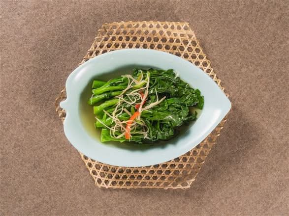 Braised Chou Sum in Broth 上湯浸菜心-